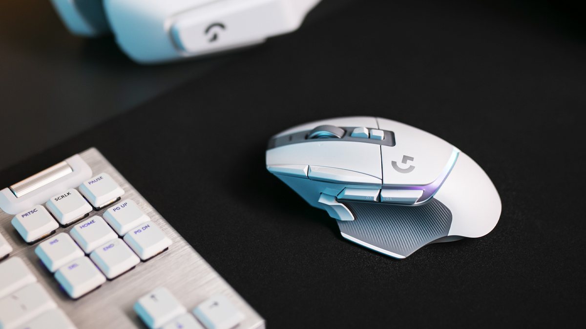 G502 X PLUS 화이트의 공식 출시 사진입니다. 이 글의 구매 링크와 154,900원 가격은 블랙 옵션 기준입니다. 사진 속 키보드·헤드셋은 판매 구성품을 뜻하지 않습니다.
