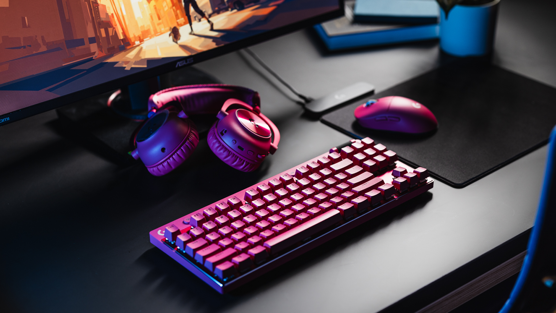 ピンクのSUPERLIGHT 2を写した公式発売写真。キーボードとヘッドセットは別製品です。